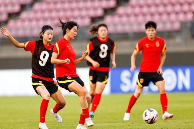 白丝女仆被强扒内裤